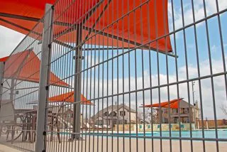Reja de acero instalada en un área residencial