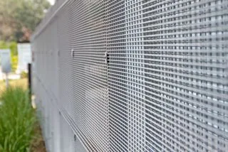 Detalle de panel metálico de alta seguridad