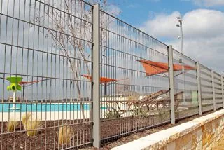 Malla ciclónica instalada en un perímetro